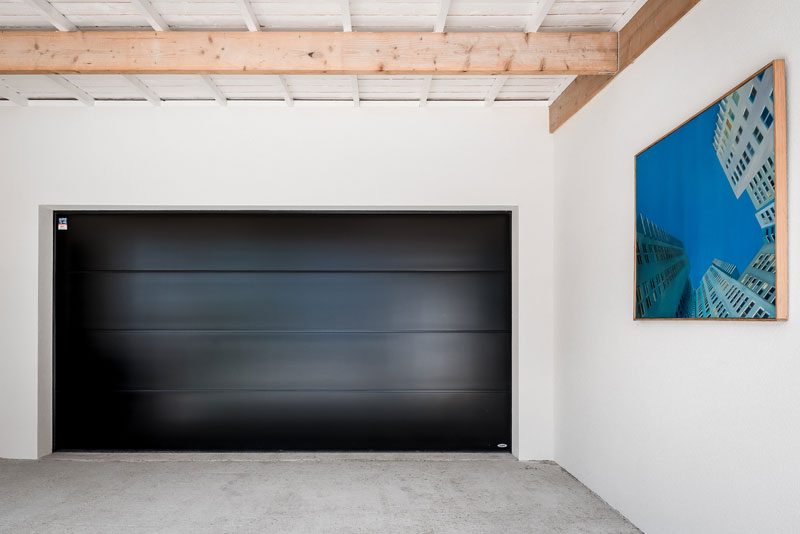 Suivant la configuration du garage, porte sectionnelle, latérale ou enroulable avec ou sans motorisation.